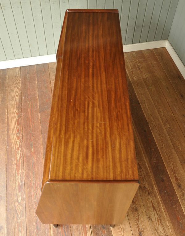 サイドボード　アンティーク家具　北欧スタイルのヴィンテージ家具、引き戸のサイドボード（Gプラン）。天板もピカピカです。(k-1120-f)