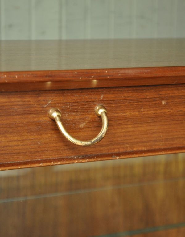 サイドボード　アンティーク家具　北欧スタイルのヴィンテージ家具、引き戸のサイドボード（Gプラン）。可愛いゴールドの取っ手です。(k-1120-f)