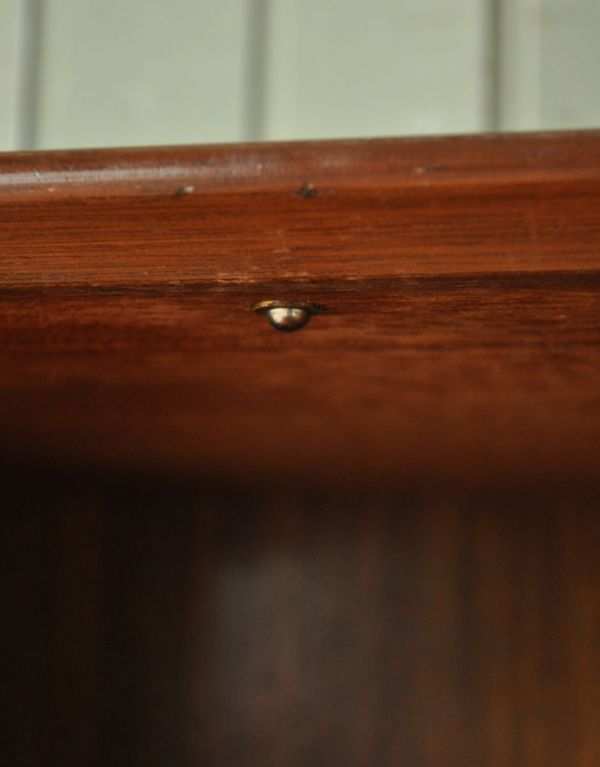 サイドボード　アンティーク家具　北欧スタイルのヴィンテージ家具、引き戸のサイドボード（Gプラン）。扉の開け閉めがしやすいよう、マグネットを取り付けてあります。(k-1120-f)