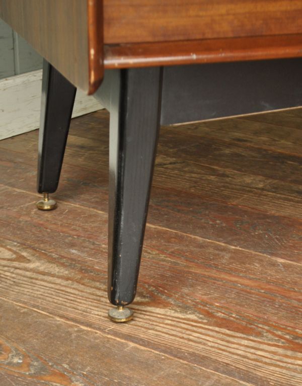 サイドボード　アンティーク家具　北欧スタイルのヴィンテージ家具、引き戸のサイドボード（Gプラン）。きちんと支えます。(k-1120-f)