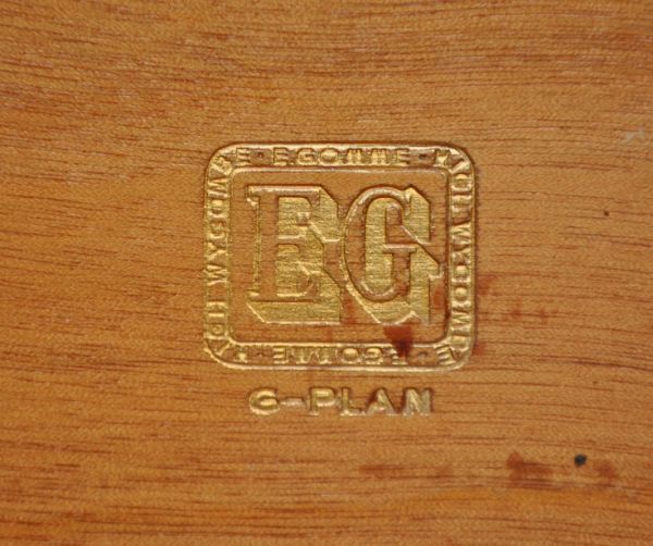 サイドボード　アンティーク家具　北欧スタイルのヴィンテージ家具、引き戸のサイドボード（Gプラン）。「G-PLAN」のロゴが付いていました。(k-1120-f)