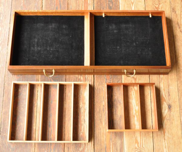 サイドボード　アンティーク家具　北欧スタイルのヴィンテージ家具、引き戸のサイドボード（Gプラン）。引き出しの上段はフェルトが張ってあります。(k-1120-f)