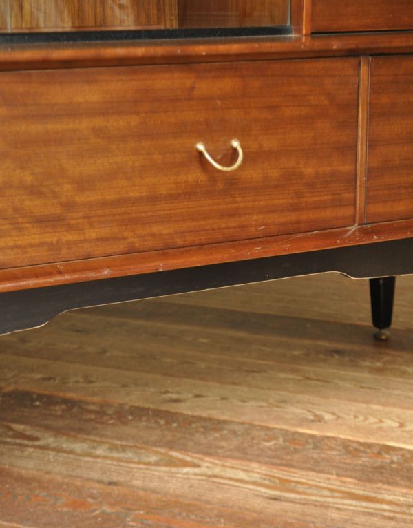 サイドボード　アンティーク家具　北欧スタイルのヴィンテージ家具、引き戸のサイドボード（Gプラン）。サイドボードの下部に飾りがあります。(k-1120-f)