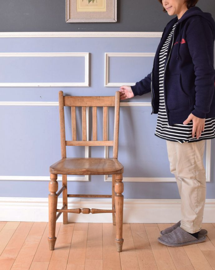 キッチンチェア　アンティーク チェア　ナチュラルで使いやすいアンティークの椅子、脚の彫がとっても可愛いキッチンチェア。見ているだけで楽しくなるキッチンチェア。(k-1121-c)