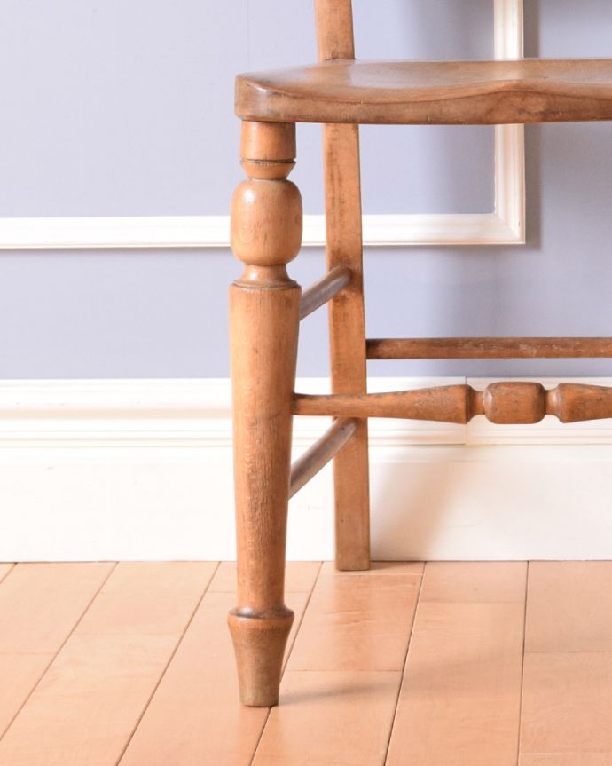 キッチンチェア　アンティーク チェア　ナチュラルで使いやすいアンティークの椅子、脚の彫がとっても可愛いキッチンチェア。メンテナンスをしっかりしているので大柄な男性でも安心してお掛けください。(k-1121-c)