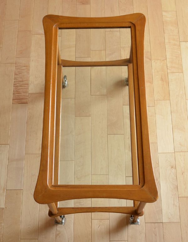 アンティークのワゴン・トローリー　アンティーク家具　ガラスの天板が珍しいヴィンテージ家具、イギリスのアンティークトロリー（ワゴン）。天板はガラスです。(k-1122-f)