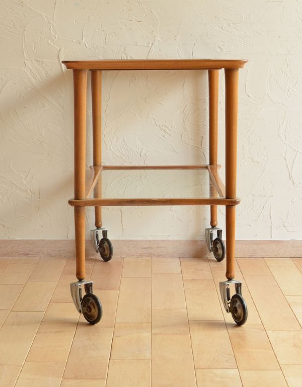 アンティークのワゴン・トローリー　アンティーク家具　ガラスの天板が珍しいヴィンテージ家具、イギリスのアンティークトロリー（ワゴン）。しっかり作られていますので、たくさん物を乗せても大丈夫！。(k-1122-f)