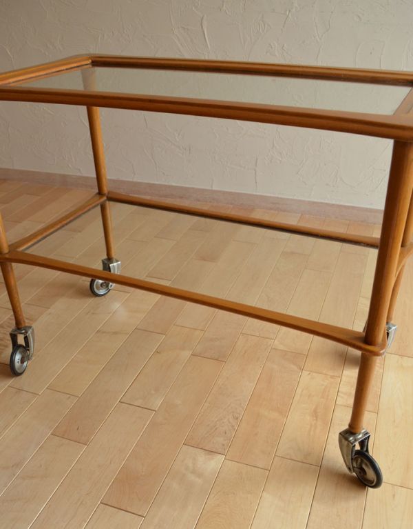 アンティークのワゴン・トローリー　アンティーク家具　ガラスの天板が珍しいヴィンテージ家具、イギリスのアンティークトロリー（ワゴン）。よく使うものは上の段に。(k-1122-f)