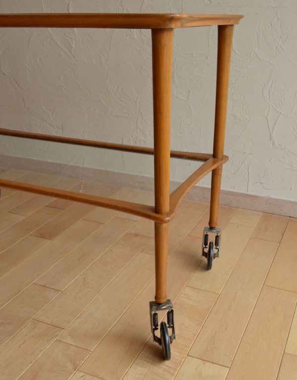 アンティークのワゴン・トローリー　アンティーク家具　ガラスの天板が珍しいヴィンテージ家具、イギリスのアンティークトロリー（ワゴン）。きちんと調整したので、新しいものと比べるとスムーズではありませんが、ちゃんと動きます。(k-1122-f)