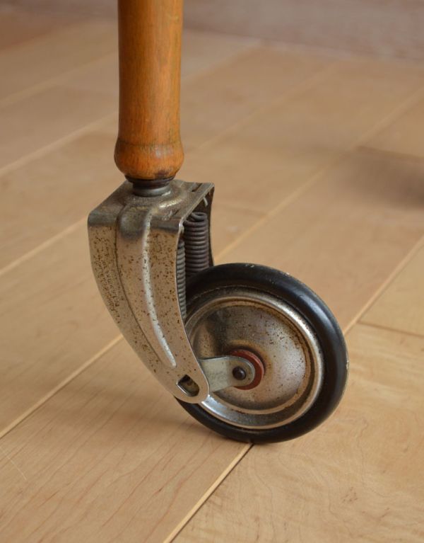 アンティークのワゴン・トローリー　アンティーク家具　ガラスの天板が珍しいヴィンテージ家具、イギリスのアンティークトロリー（ワゴン）。レトロなデザインのタイヤがお洒落です。(k-1122-f)