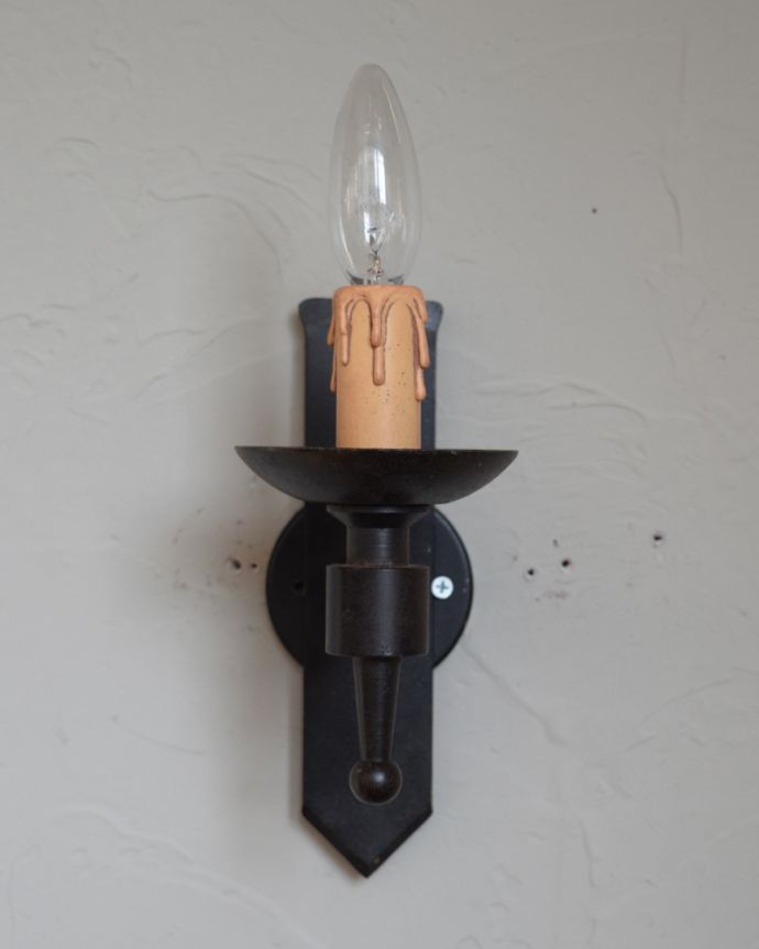 壁付けブラケット　照明・ライティング　フランスのアンティーク壁付けブラケット（Ｅ17シャンデリア球付）。まるでロウソクが点灯しているようなデザインがお洒落です。(k-1122-z)