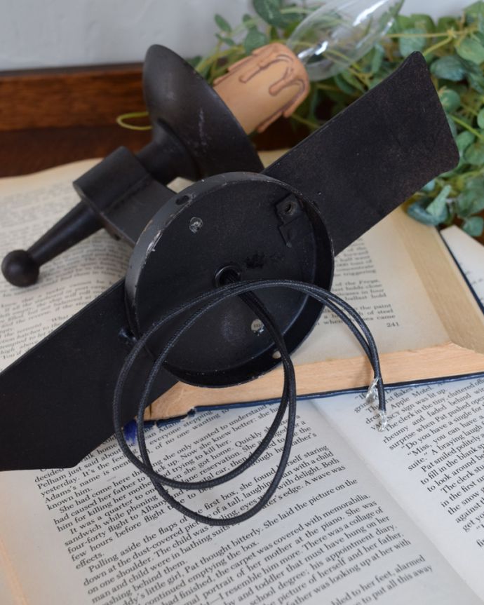 壁付けブラケット　照明・ライティング　フランスのアンティーク壁付けブラケット（Ｅ17シャンデリア球付）。※配線に直結するので、電気屋さんによる取り付け工事が必要です。(k-1122-z)