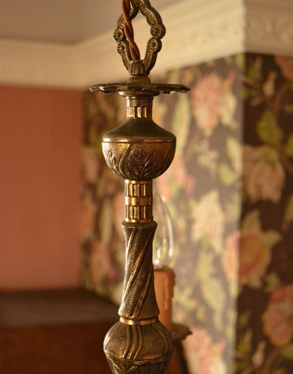 シャンデリア　照明・ライティング　英国の真鍮シャンデリア・アンティークシャンデリア（5灯）。隅々までこだわったデザインなのでどこから見ても楽しめます。(k-1123-z)