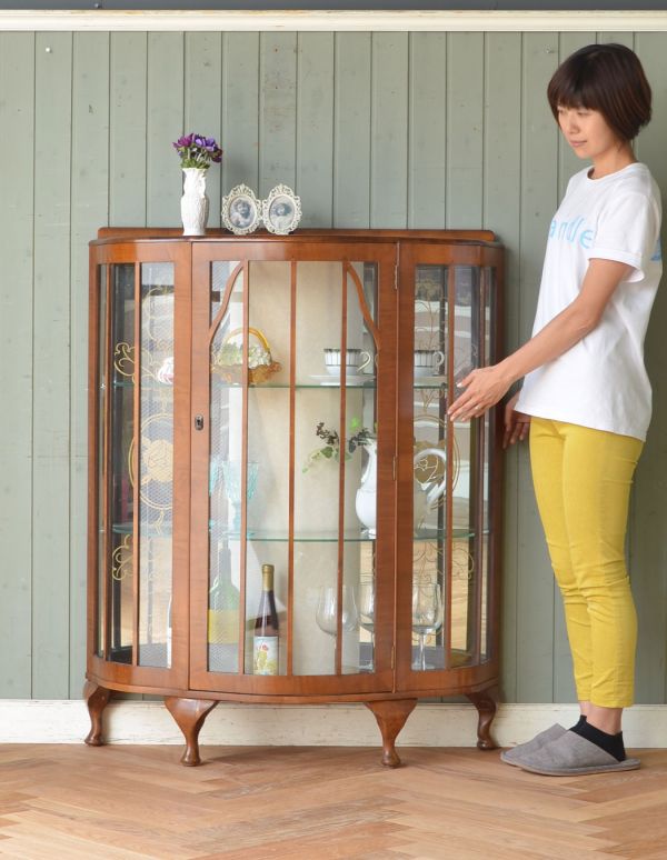 アンティークのキャビネット アンティーク家具 英国のアンティーク家具、模様入りのミラーのあるガラスキャビネット(飾り棚)。風格と品があるので、リビングはもちろん、和室や書斎、客間にも最適。(k-1125-f)