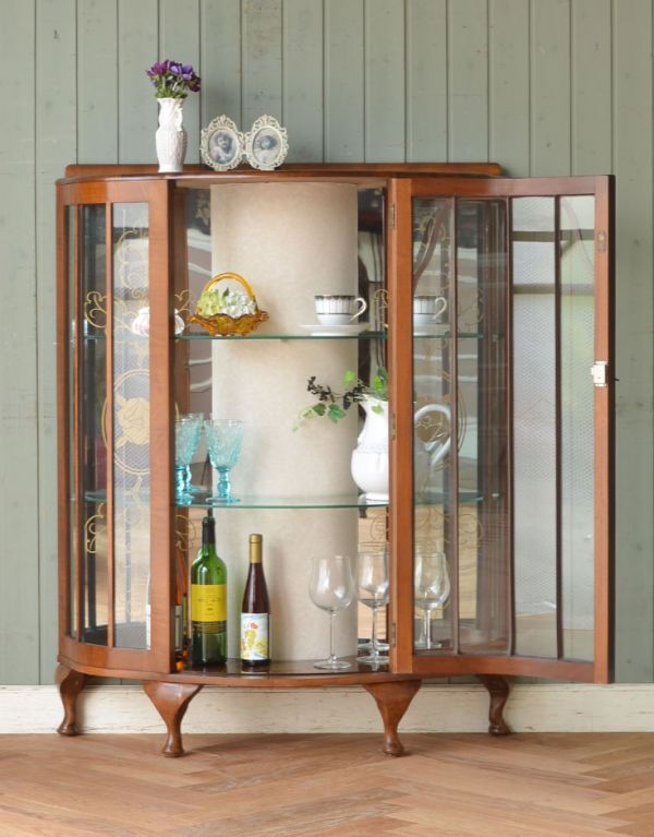 アンティークのキャビネット アンティーク家具 英国のアンティーク家具、模様入りのミラーのあるガラスキャビネット(飾り棚)。中央にある1枚の大きな扉を開くアンティークらしいデザイン。(k-1125-f)