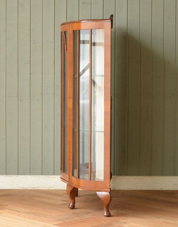 アンティークのキャビネット アンティーク家具 英国のアンティーク家具、模様入りのミラーのあるガラスキャビネット(飾り棚)。サイドもガラスなので、どこから見ても美しいです!しっかり作られているので、安心してお使いいただけます。(k-1125-f)