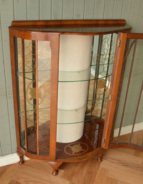 アンティークのキャビネット アンティーク家具 英国のアンティーク家具、模様入りのミラーのあるガラスキャビネット(飾り棚)。キレイに修復してありますので、いろんなものを収納して下さい。(k-1125-f)