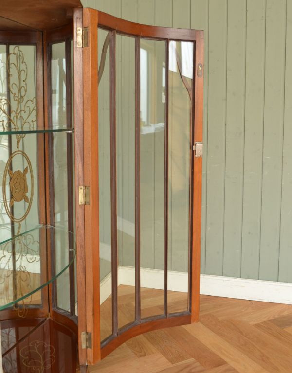 アンティークのキャビネット アンティーク家具 英国のアンティーク家具、模様入りのミラーのあるガラスキャビネット(飾り棚)。ガラスもアンティークならでは。(k-1125-f)