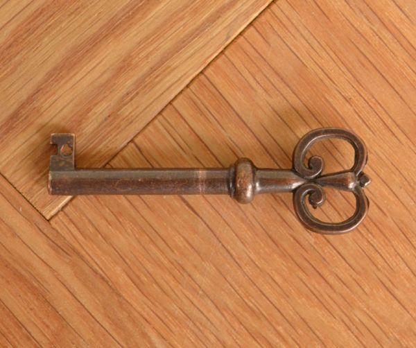 アンティークのキャビネット アンティーク家具 英国のアンティーク家具、模様入りのミラーのあるガラスキャビネット(飾り棚)。アンティークの鍵をいっしょにお届けします。(k-1125-f)