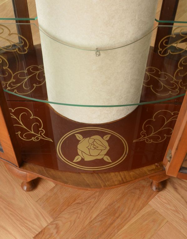 アンティークのキャビネット アンティーク家具 英国のアンティーク家具、模様入りのミラーのあるガラスキャビネット(飾り棚)。底にもお花の模様が入っているとってもゴージャスなデザインです。(k-1125-f)