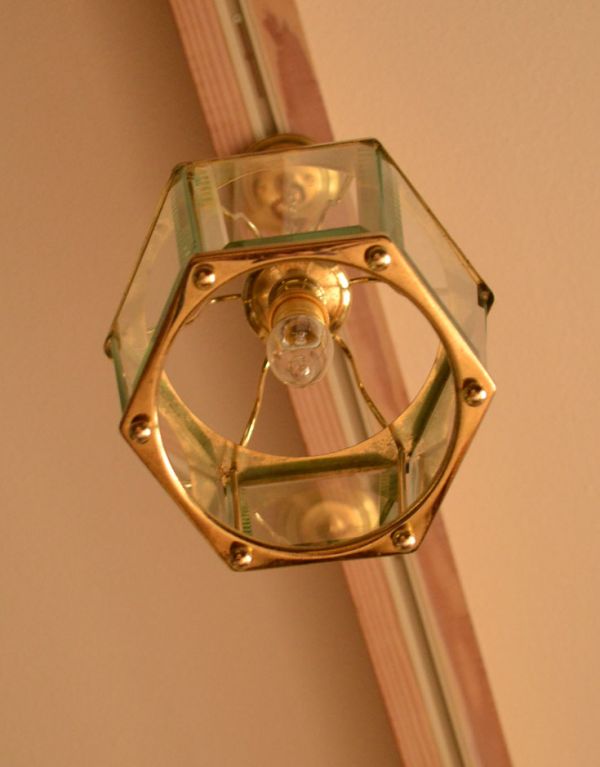 アンティークの照明 照明・ライティング アンティークガラスの六角形ペンダントランプ。下から見てもこだわった装飾のアンティークランプです。(k-1125-z)