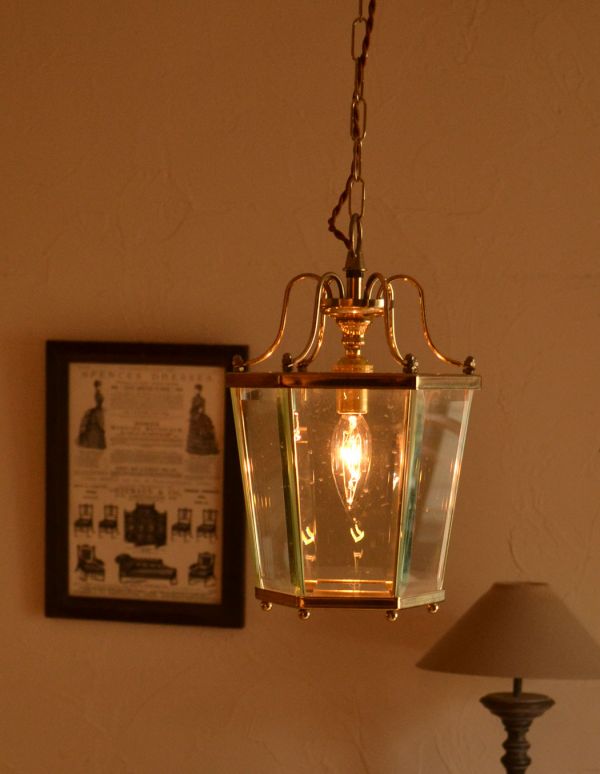 アンティークの照明 照明・ライティング アンティークガラスの六角形ペンダントランプ。ガラスに反射して、きらきら輝きが美しいアンティークランプです。(k-1125-z)