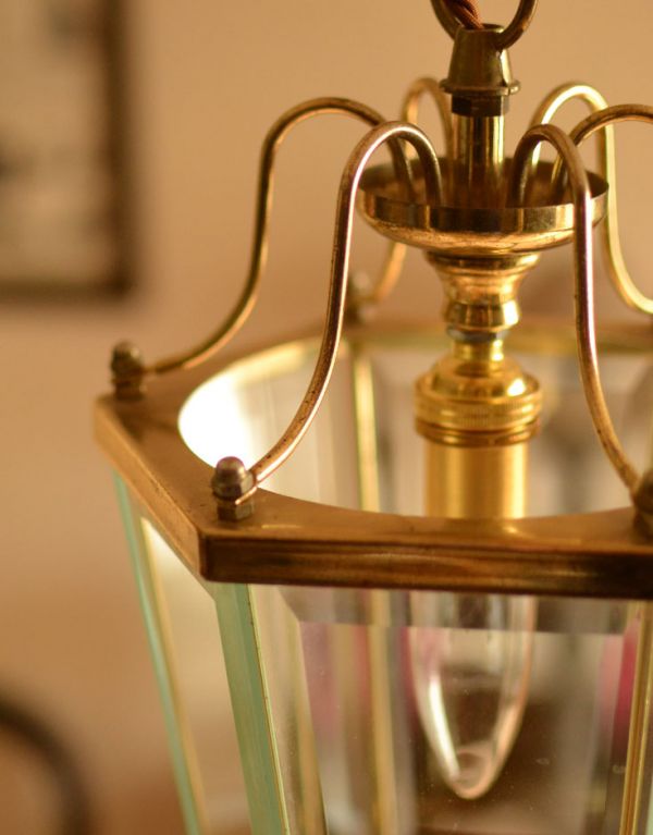 アンティークの照明 照明・ライティング アンティークガラスの六角形ペンダントランプ。時間と共に変化した、真鍮の落ち着いた輝き・・・。(k-1125-z)