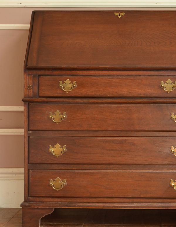 ビューロー　アンティーク家具　収納があって便利なアンティーク家具、英国のおしゃれなビューロー。オーク材の木目が美しく出ています。(k-1126-f)