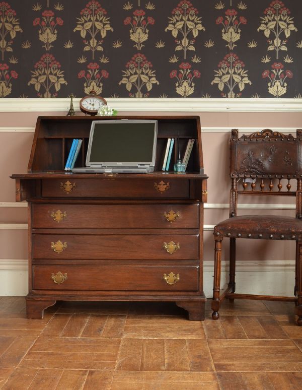 ビューロー　アンティーク家具　収納があって便利なアンティーク家具、英国のおしゃれなビューロー。開いたままでもオシャレです。(k-1126-f)
