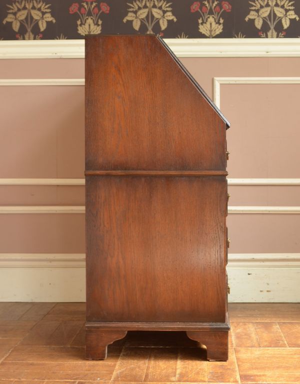 ビューロー　アンティーク家具　収納があって便利なアンティーク家具、英国のおしゃれなビューロー。ビューローを閉じると、スッキリとしたキャビネットに。(k-1126-f)