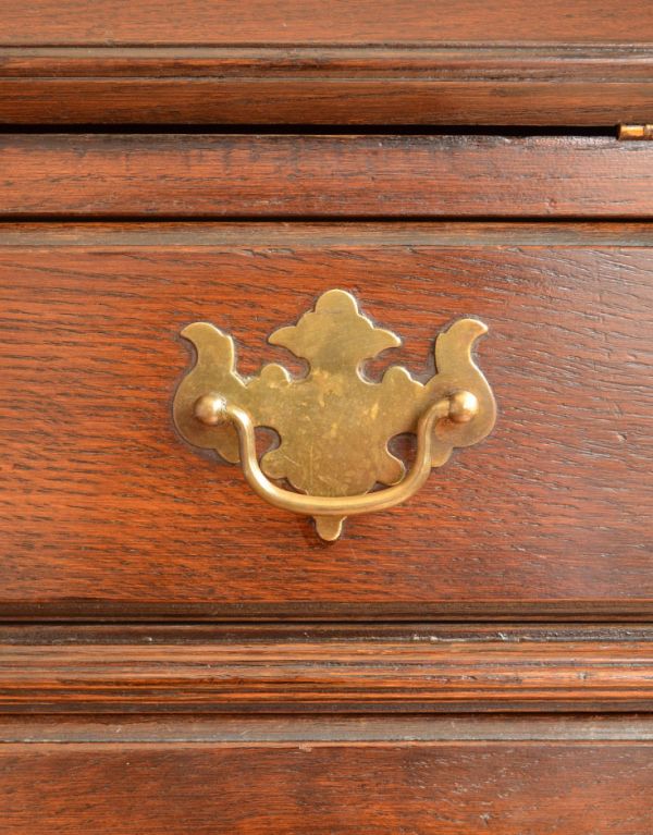 ビューロー　アンティーク家具　収納があって便利なアンティーク家具、英国のおしゃれなビューロー。アンティークならではのお洒落な取っ手。(k-1126-f)
