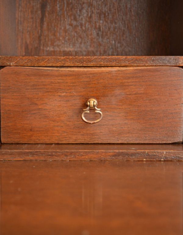 ビューロー　アンティーク家具　収納があって便利なアンティーク家具、英国のおしゃれなビューロー。こちらの取っ手は、ビューロー内にある小引き出しの取っ手です。(k-1126-f)
