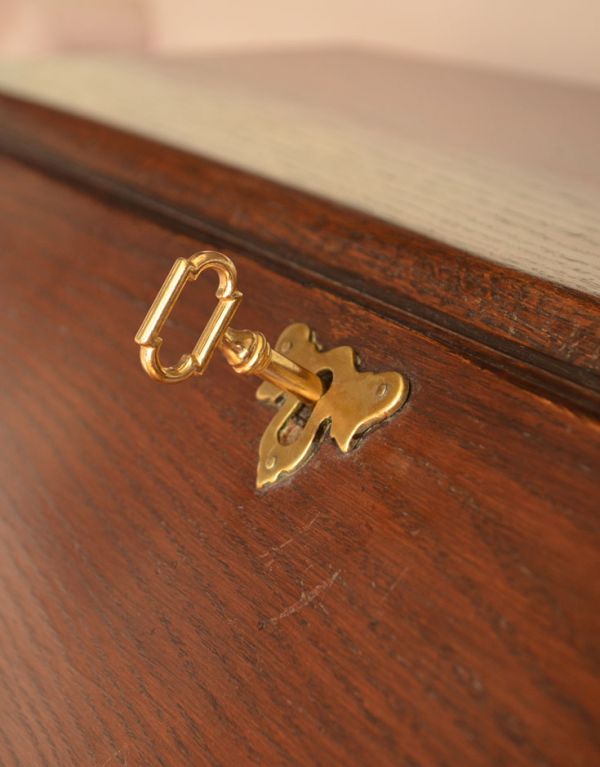 ビューロー　アンティーク家具　収納があって便利なアンティーク家具、英国のおしゃれなビューロー。ビューローの取っ手は鍵です。(k-1126-f)