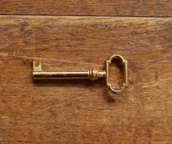 ビューロー　アンティーク家具　収納があって便利なアンティーク家具、英国のおしゃれなビューロー。ビューロー用の鍵です。(k-1126-f)