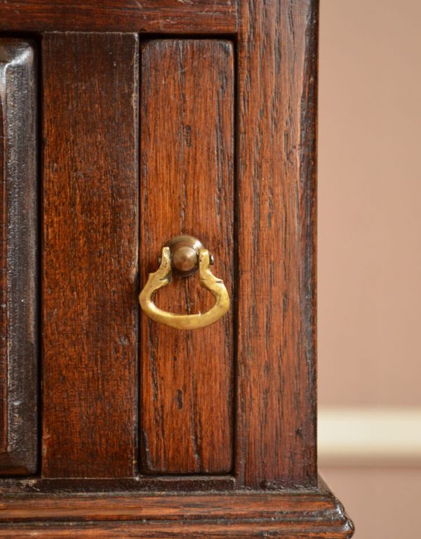 ビューロー　アンティーク家具　収納があって便利なアンティーク家具、英国のおしゃれなビューロー。ビューローの支えであるバーは、両サイドに付いています。(k-1126-f)