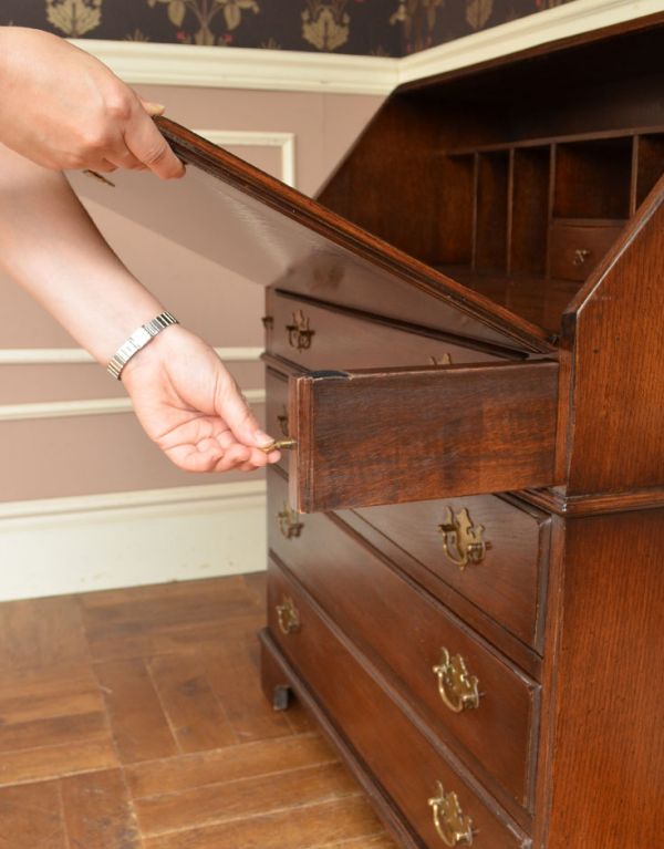 ビューロー　アンティーク家具　収納があって便利なアンティーク家具、英国のおしゃれなビューロー。バーを引き出してその上に板をのせるだけなので、簡単です！ビューローは支えでしっかり固定されるので、安心してお使いいただけます。(k-1126-f)