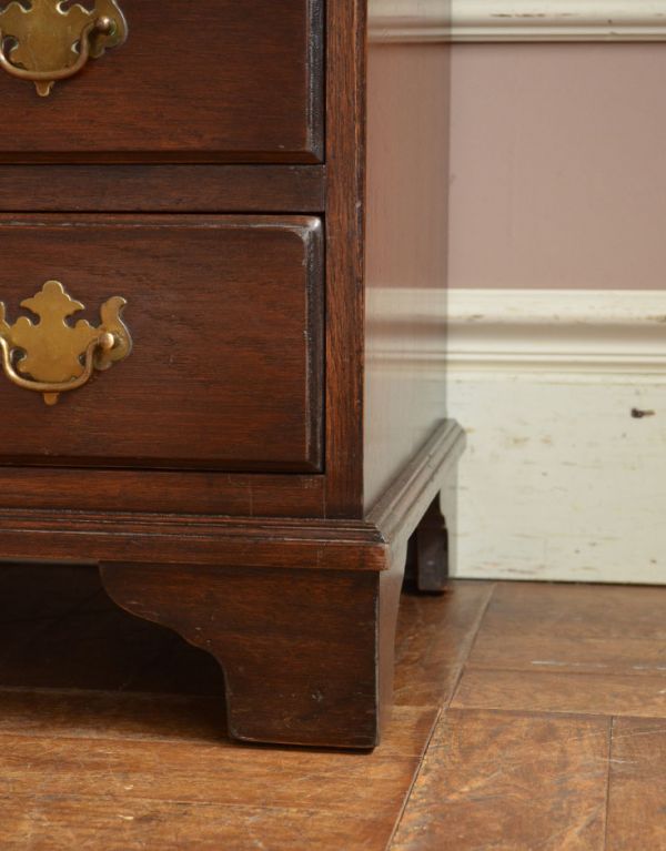 ビューロー　アンティーク家具　収納があって便利なアンティーク家具、英国のおしゃれなビューロー。安定感のある脚がしっかり支えます。(k-1126-f)