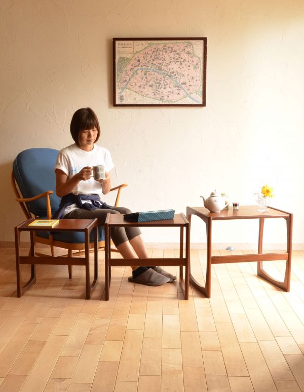 ロイドテーブル アンティーク家具 アンティークの北欧家具、カッコいいネストテーブル(Gプラン)。大きいテーブルはソファの前に小さなテーブルはベッドの横にとお家の色々なところで役に立ってくれます。(k-1127-f)