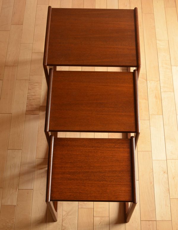 ロイドテーブル アンティーク家具 アンティークの北欧家具、カッコいいネストテーブル(Gプラン)。モダンでかっこいいテーブルが3つセットで届きます。(k-1127-f)