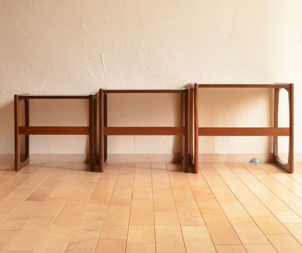 ロイドテーブル アンティーク家具 アンティークの北欧家具、カッコいいネストテーブル(Gプラン)。大・中・小サイズのテーブルをセットでお届けします。(k-1127-f)