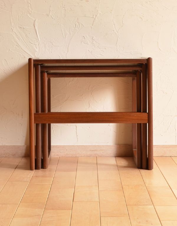 ロイドテーブル アンティーク家具 アンティークの北欧家具、カッコいいネストテーブル(Gプラン)。繊細な形が美しい脚。(k-1127-f)