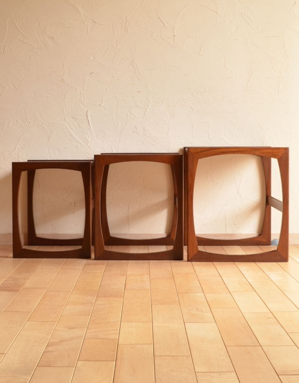 ロイドテーブル アンティーク家具 アンティークの北欧家具、カッコいいネストテーブル(Gプラン)。メンテナンスしていますので、届いたその日からお使いいただけます。(k-1127-f)