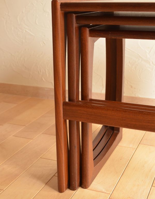 ロイドテーブル アンティーク家具 アンティークの北欧家具、カッコいいネストテーブル(Gプラン)。スッキリとしたかっこいいデザイン。(k-1127-f)