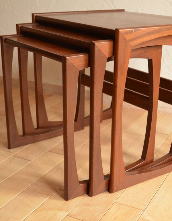 ロイドテーブル アンティーク家具 アンティークの北欧家具、カッコいいネストテーブル(Gプラン)。このように美しく収納できます。(k-1127-f)