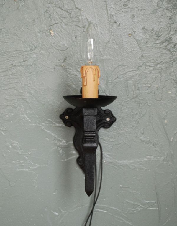 壁付けブラケット 照明・ライティング フランス便で到着 アンティークのシックなウォールブラケット。黒のシックなブラケットはどんなお部屋にも馴染みます。(k-1127-z)