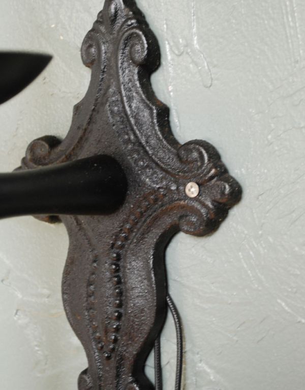 壁付けブラケット 照明・ライティング フランス便で到着 アンティークのシックなウォールブラケット。2ヵ所ビスを留める場所が付いています。(k-1127-z)