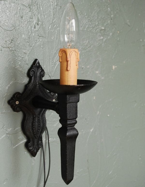 壁付けブラケット 照明・ライティング フランス便で到着 アンティークのシックなウォールブラケット。寝室や階段、玄関、トイレなどにピッタリの壁付けブラケットです。(k-1127-z)