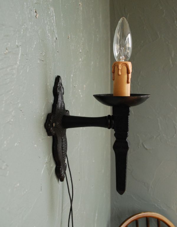 壁付けブラケット 照明・ライティング フランス便で到着 アンティークのシックなウォールブラケット。まるでロウソクが点灯しているようなデザインがお洒落です。(k-1127-z)