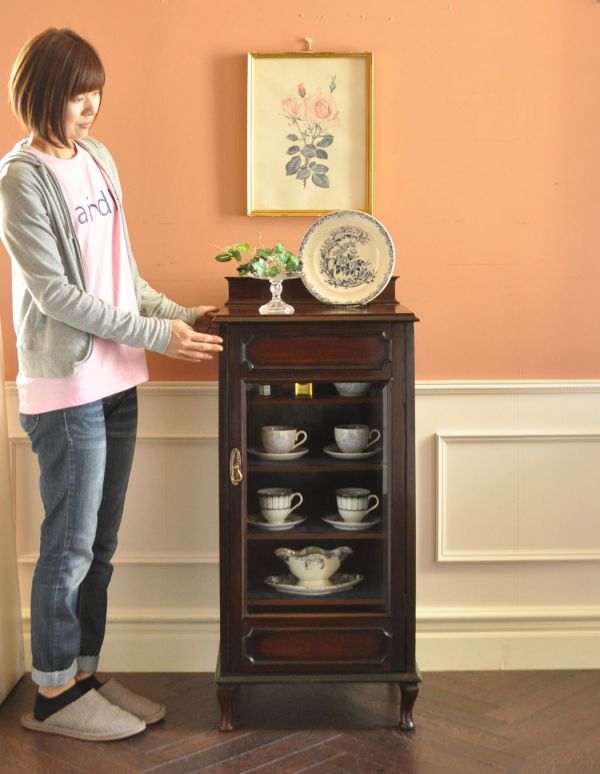 アンティークのキャビネット　アンティーク家具　イギリスのアンティーク家具、お洒落なミュージックキャビネット（飾り棚）。リビングや寝室、玄関などで試してみてください。(k-1128-f)