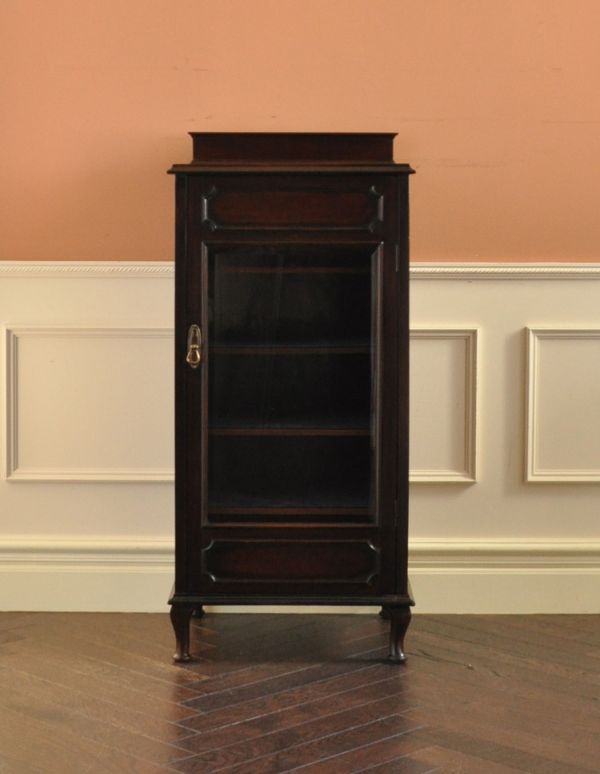 アンティークのキャビネット　アンティーク家具　イギリスのアンティーク家具、お洒落なミュージックキャビネット（飾り棚）。アンティークならではのなんとも美しいデザインです。(k-1128-f)